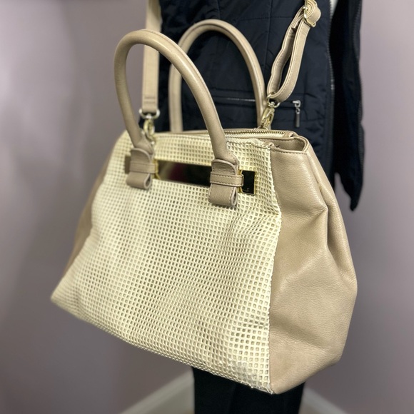 Steve Madden handbag. Beautiful beige color with pretty black & white interior - Picture 3 of 10